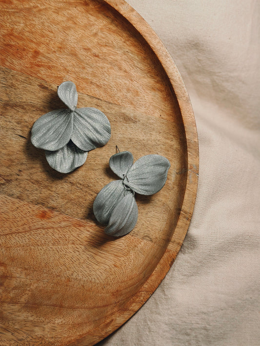 SERENETY PETALS SILVER GLITTER