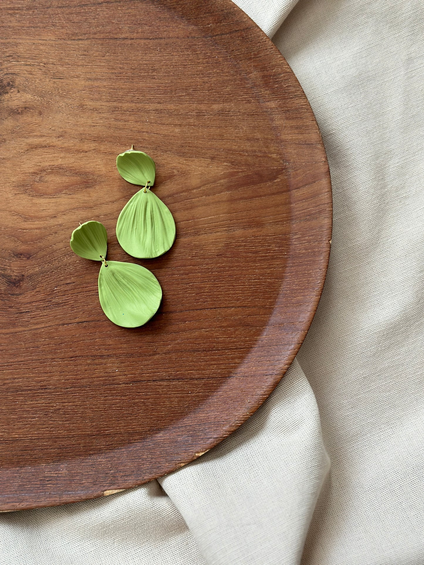 DELICATE PETALS DANGLE GREEN