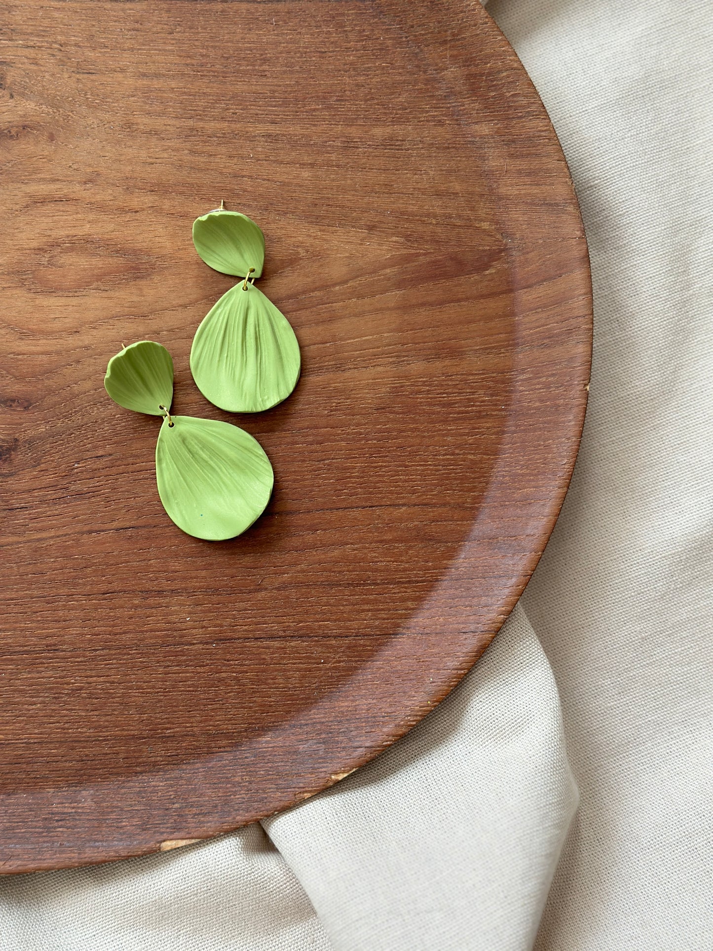 DELICATE PETALS DANGLE GREEN