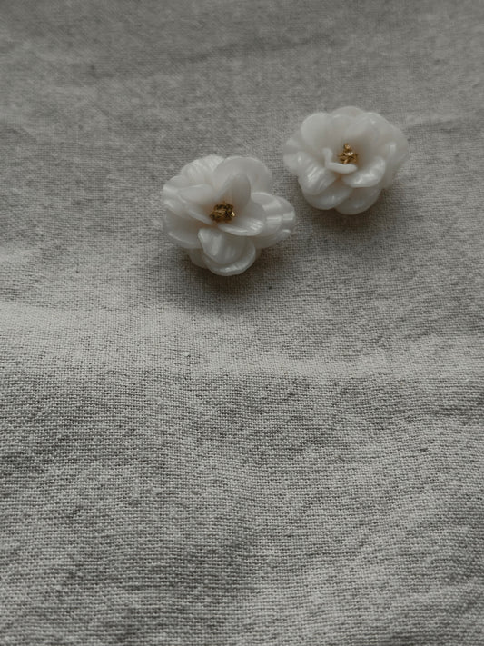 DELICATE BLOSSOMS STUDS