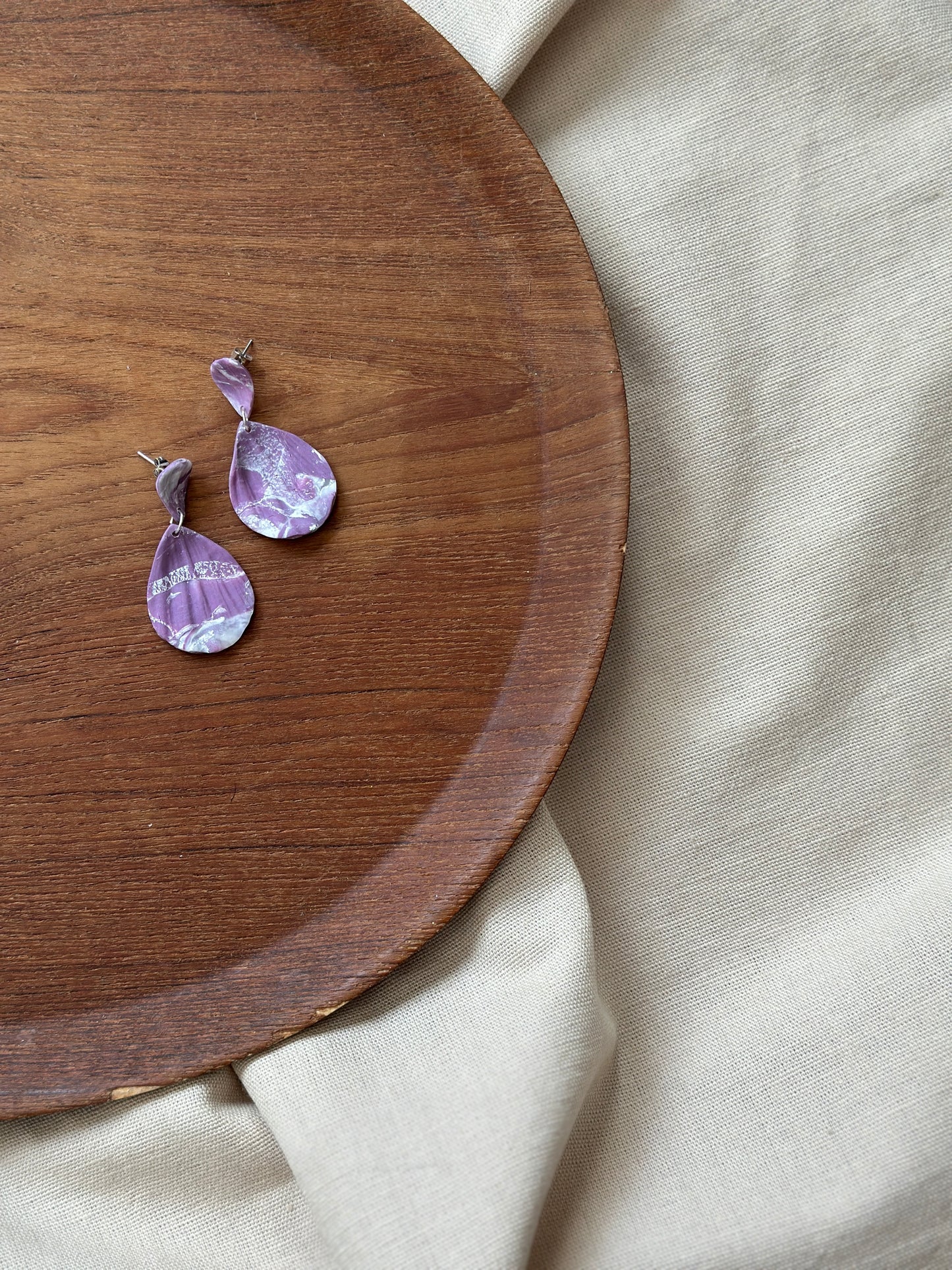 DELICATE PETALS DANGLE MARBLED PURPLE MINI